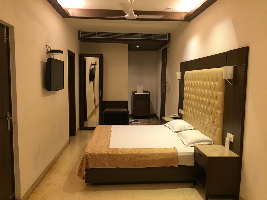 Metropolis Tourist Home New Delhi Exterior photo